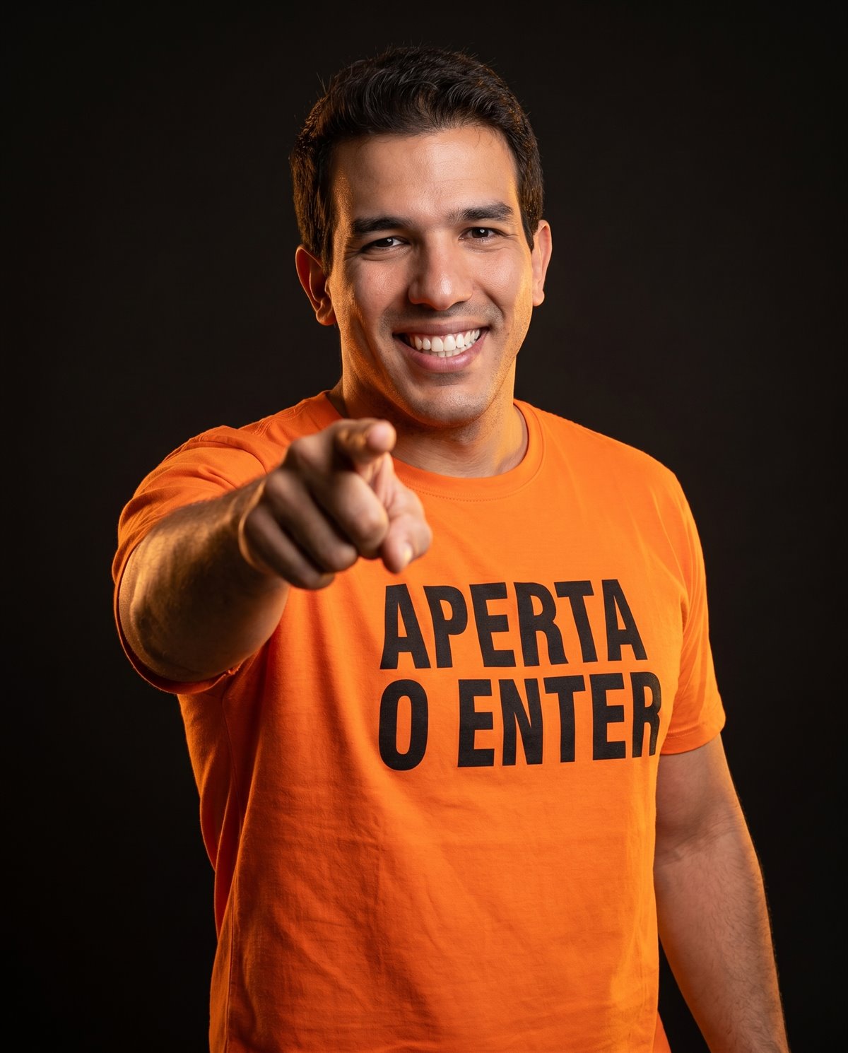 Thiago Vida Fera com camiseta laranja apontando para a chamada da consultoria