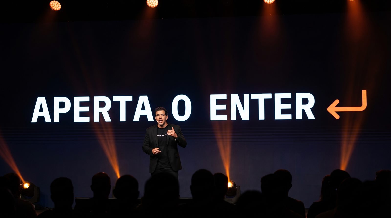 Thiago Vida Fera no palco com a frase Aperta o Enter ao fundo